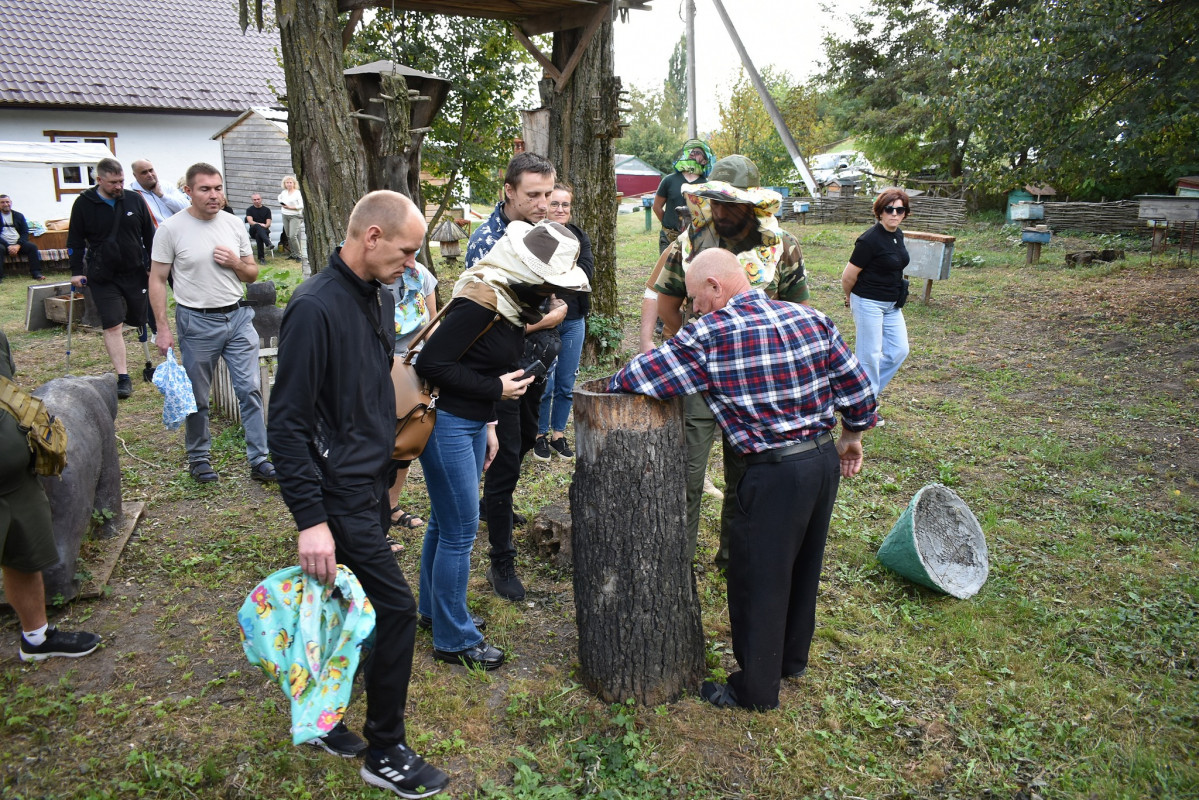 На Волині військовим провели екскурсію в музей бджільництва