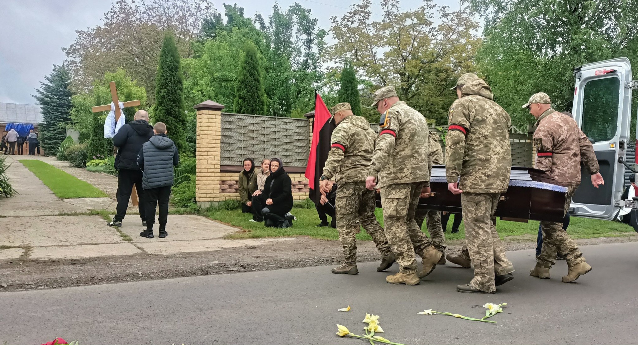 Без надійного плеча залишилися дружина, син та донька: на Волині попрощались з Героєм Павлом Плисюком