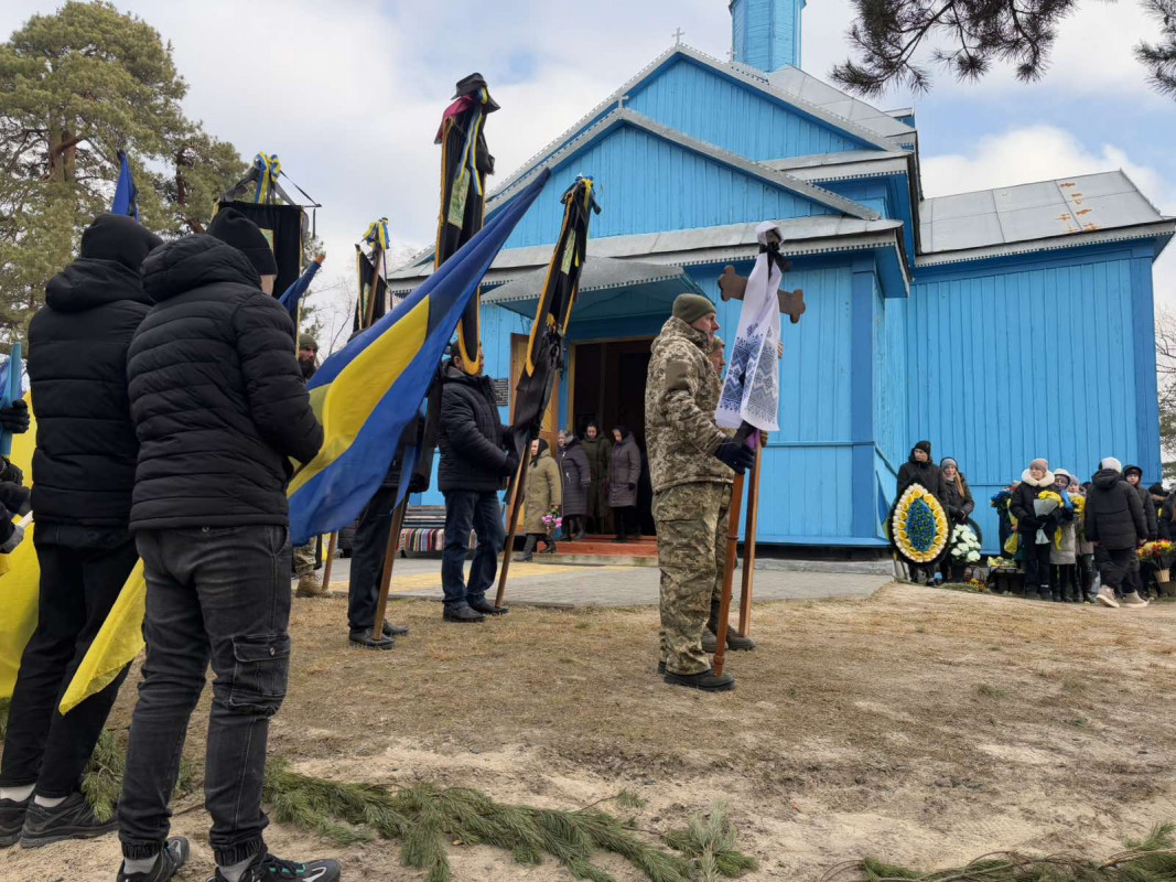 Навіки у строю: у селі на Волині попрощалися з Героєм Валентином Ярощуком