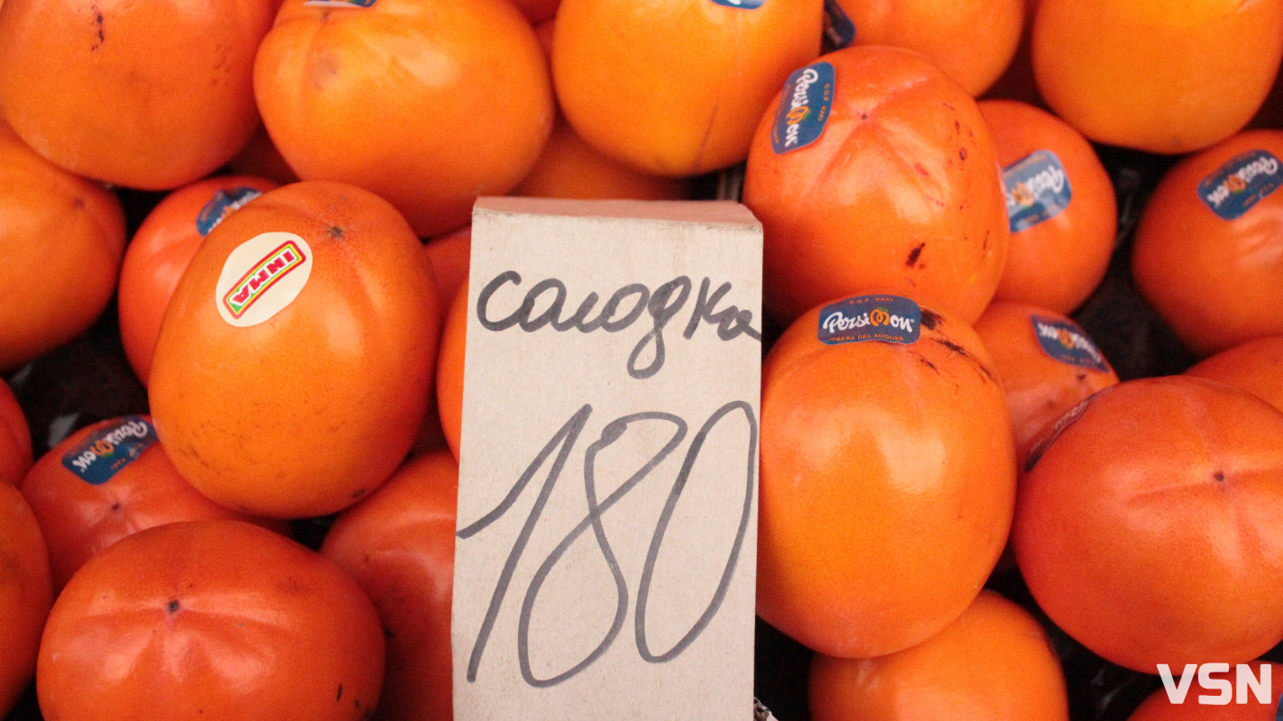 Скільки коштують фрукти на ринку у Луцьку?