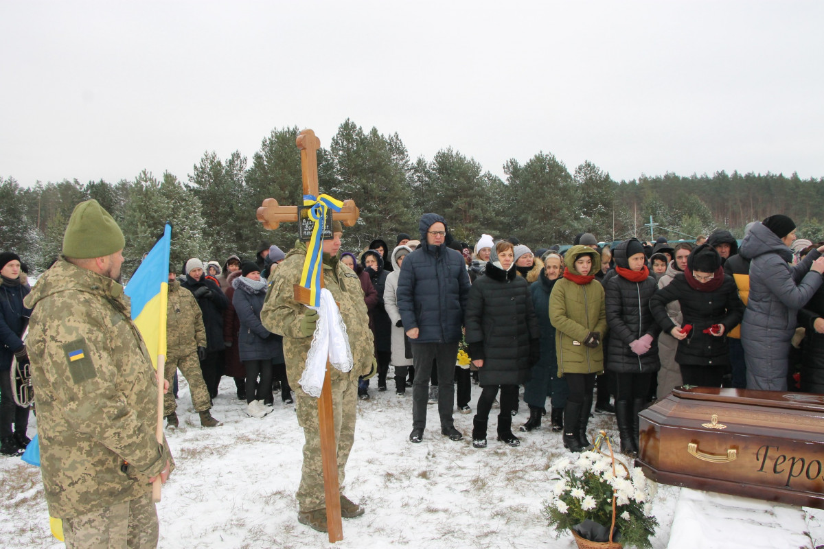 Загинув ще влітку: на Волині все село прийшло на поховання 25-річного Героя Владислава Величка