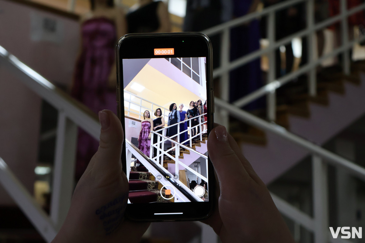 «Намальована надія»: ветеранка війни з Луцька презентувала колекцію суконь