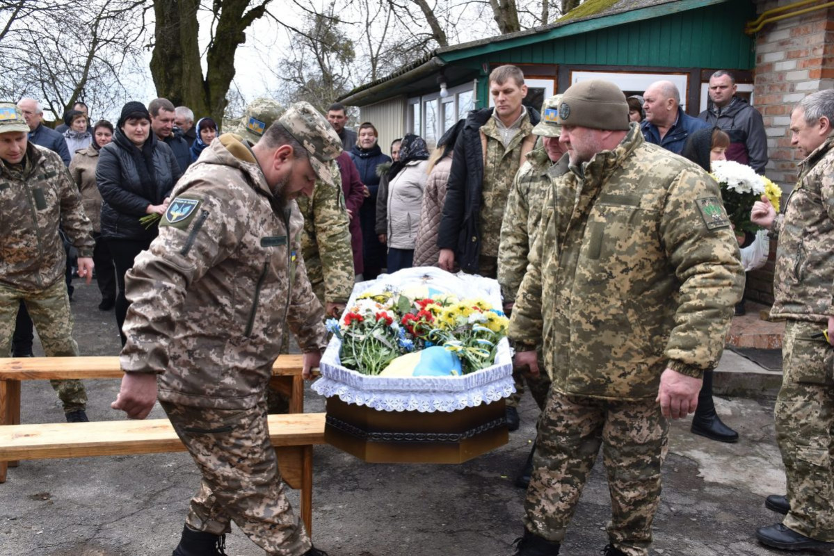 Залишилась дружина при надії: у Луцькому районі попрощалися із загиблим Героєм Іваном Герасимюком