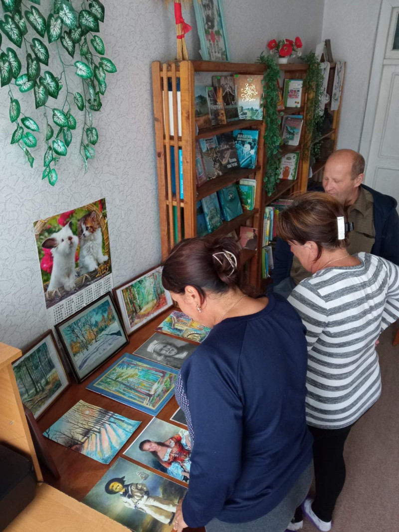 У сільській бібліотеці на Волині відкрили виставку робіт переселенця з Луганщини