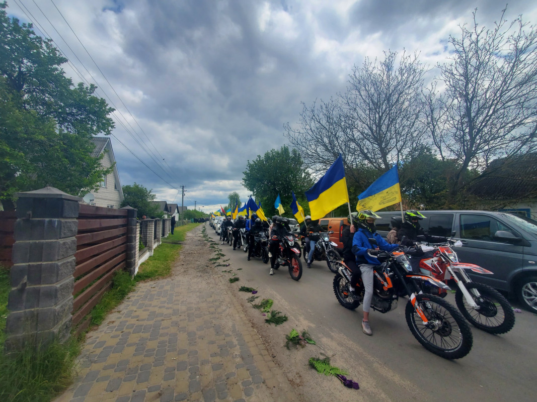 Троє синів втратили батька: на Волині попрощались з Героєм Миколою Кураном