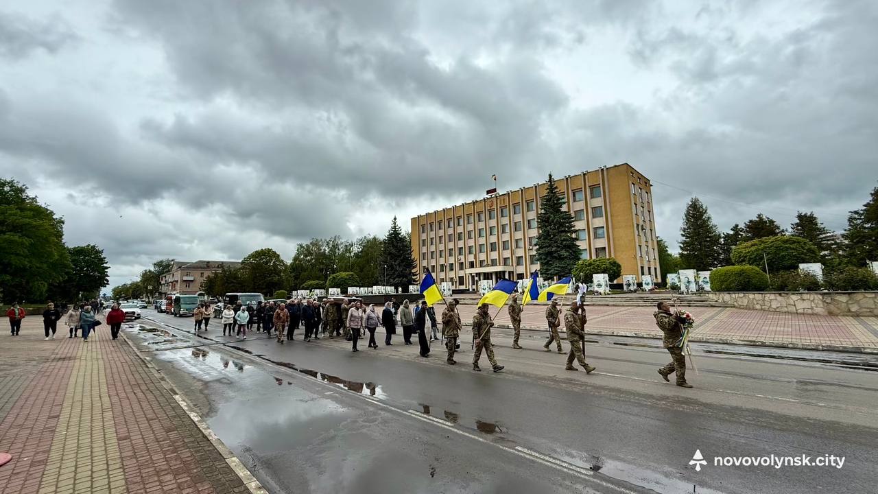 Двоє дітей без батька, дружина без опори: на Волині попрощалися з Героєм Максимом Єгоровим