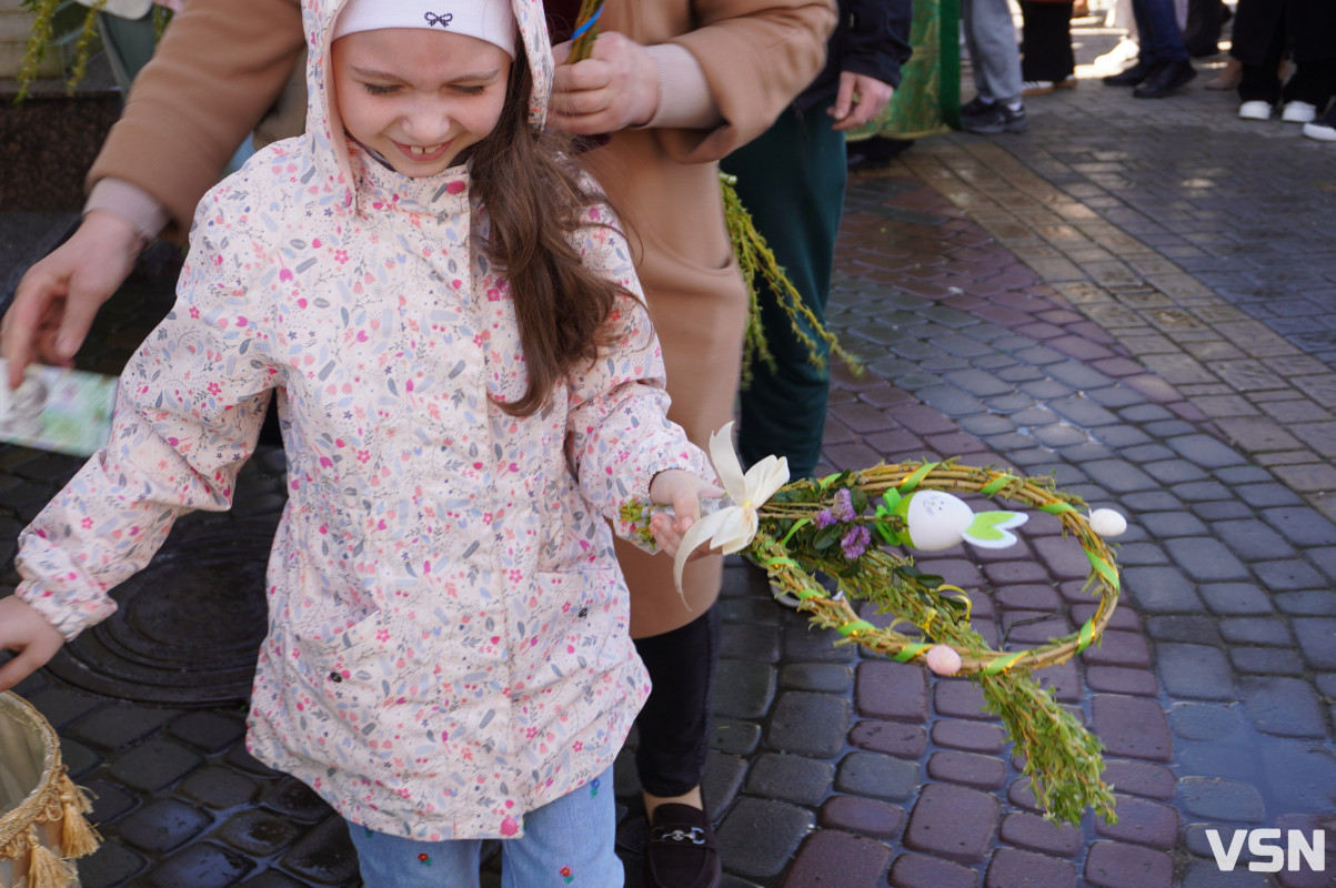 Сотні вірян прийшли освячувати вербу у головний собор Луцька. Фоторепортаж