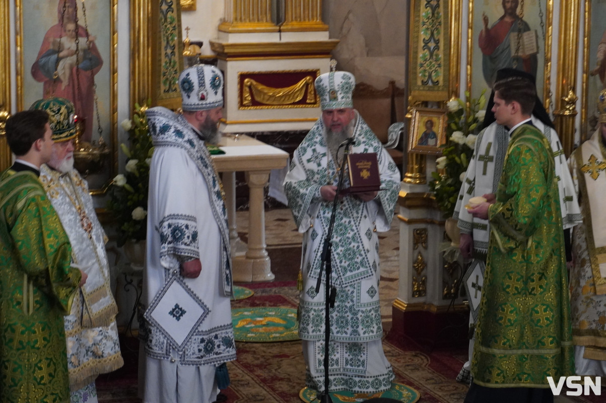 Хресна хода і спільна молитва: як минула літургія за участі Епіфанія у Луцьку. Фоторепортаж