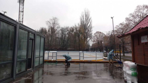 У Луцьку біля стадіону «Авангард» встановлюють ковзанку і парк атракціонів
