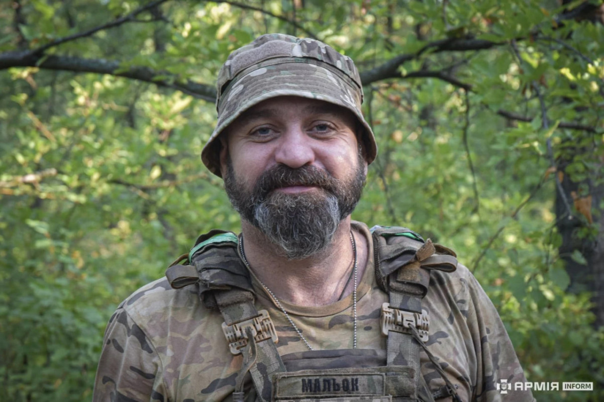 Боєць волинської бригади зі звичайного автомата збив 12 російських дронів за півтори години