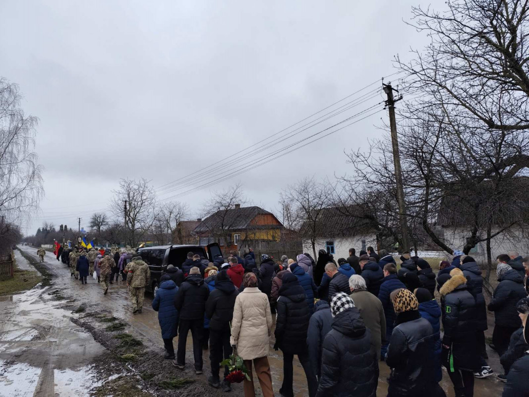 Назавжди додому «на щиті»: на Волині в останню дорогу провели полеглого солдата Сергія Жданя