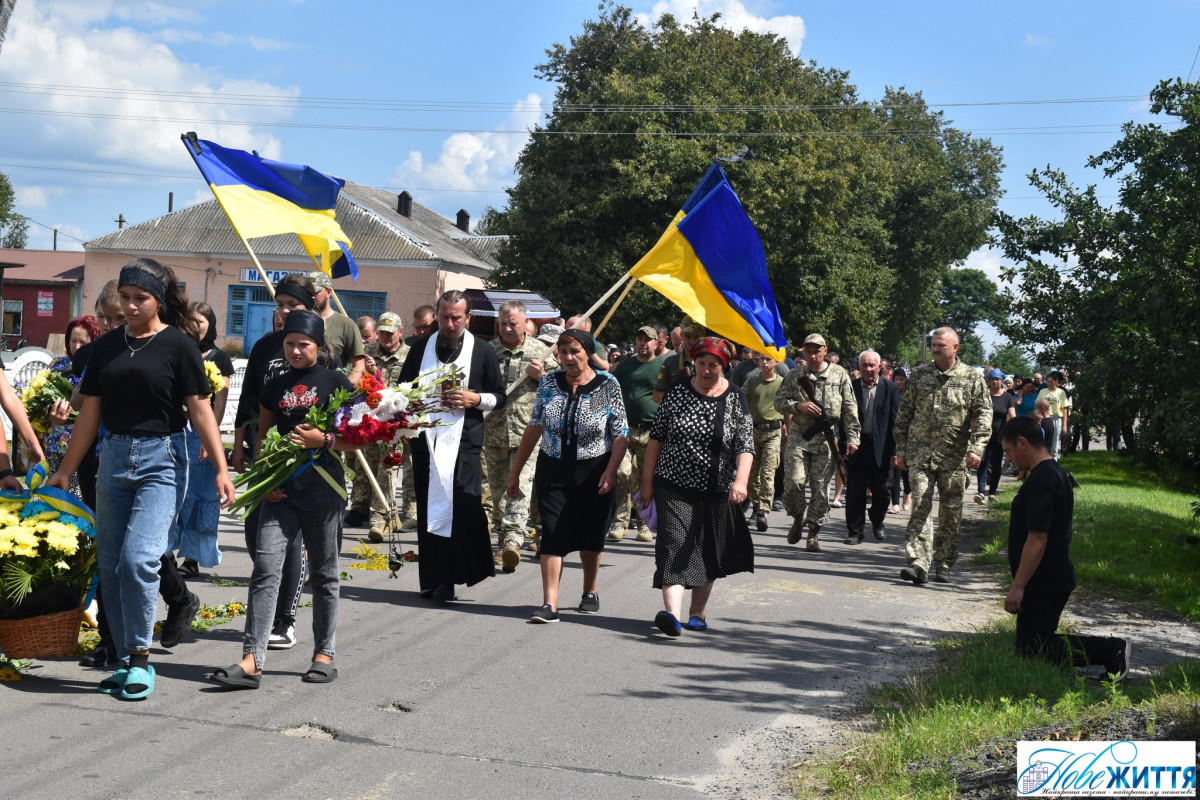 Осиротіло четверо дітей: на Волині попрощалися з Героєм Василем Журиком. Фото