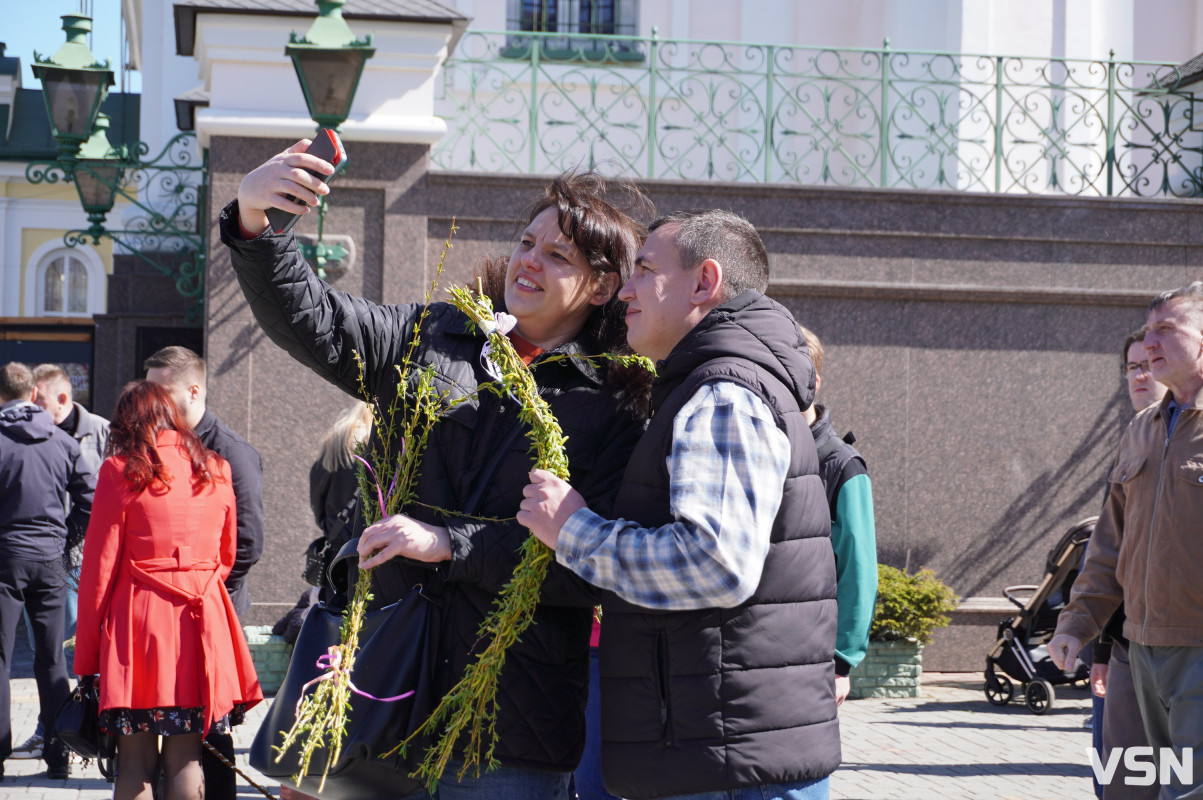 Сотні вірян прийшли освячувати вербу у головний собор Луцька. Фоторепортаж