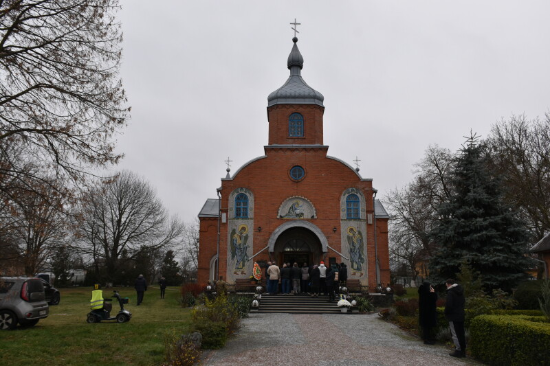 Поліг у бою 10 місяців тому: у Луцькій громаді попрощалися з 22-річним Героєм Романом Завірюхою