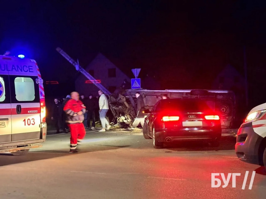 На Волині бус злетів у кювет і перекинувся: постраждали четверо молодих людей