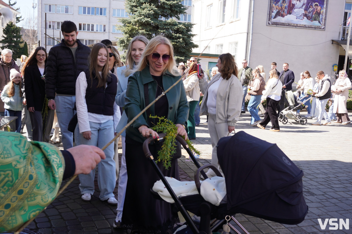 Сотні вірян прийшли освячувати вербу у головний собор Луцька. Фоторепортаж