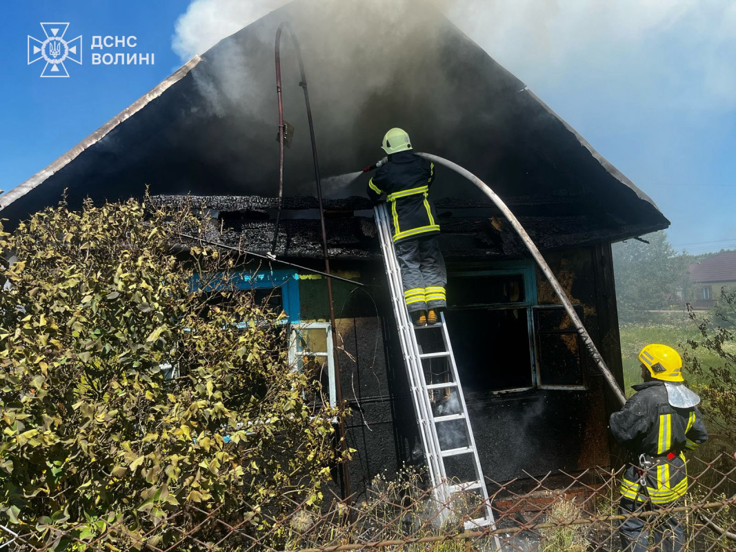 Кілька хвилин до трагедії: на Волині сусіди врятували жінку з вогню