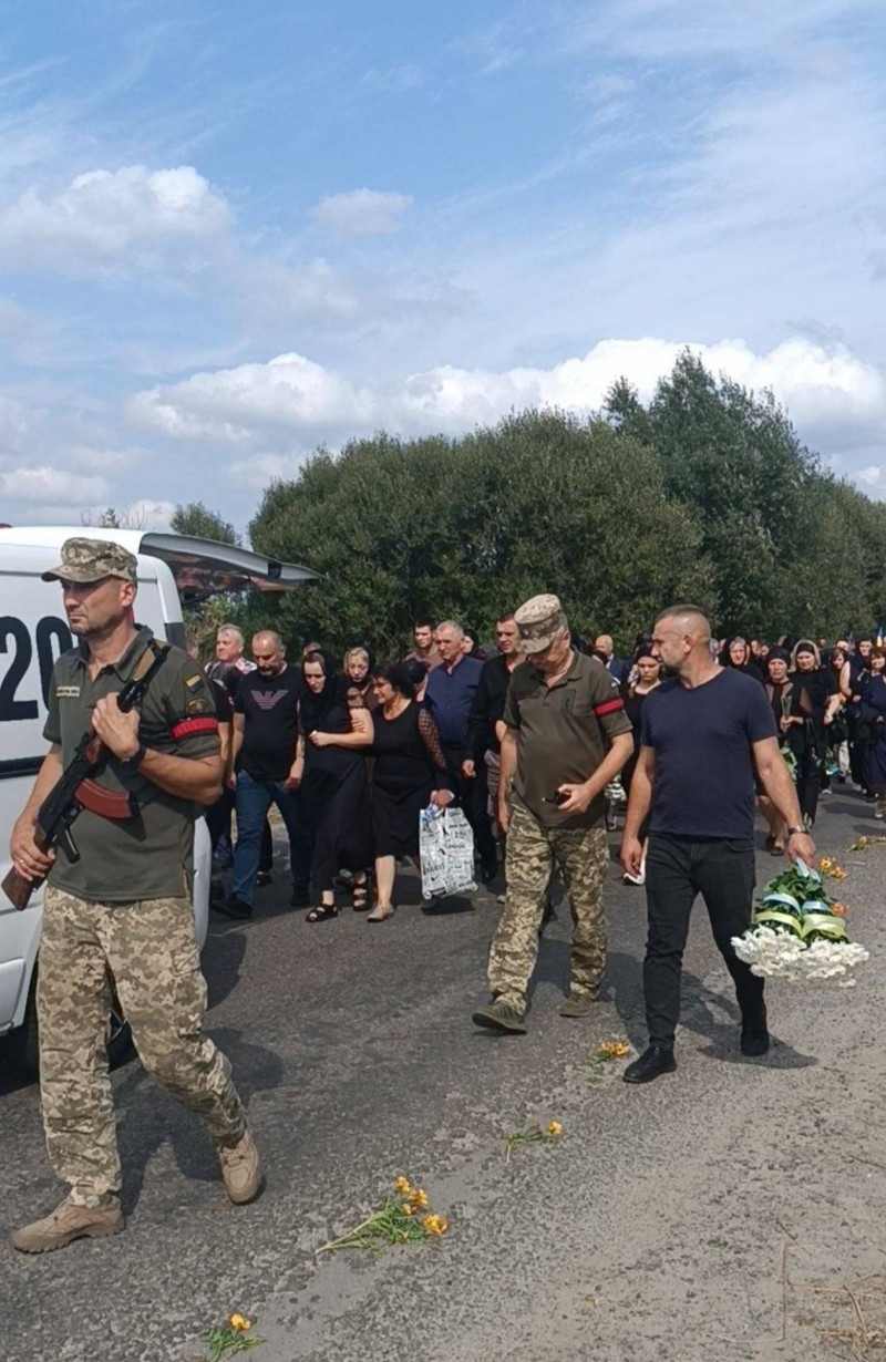 З перших днів вторгнення став на захист країни: на Волині попрощались з Героєм Володимиром Котюком