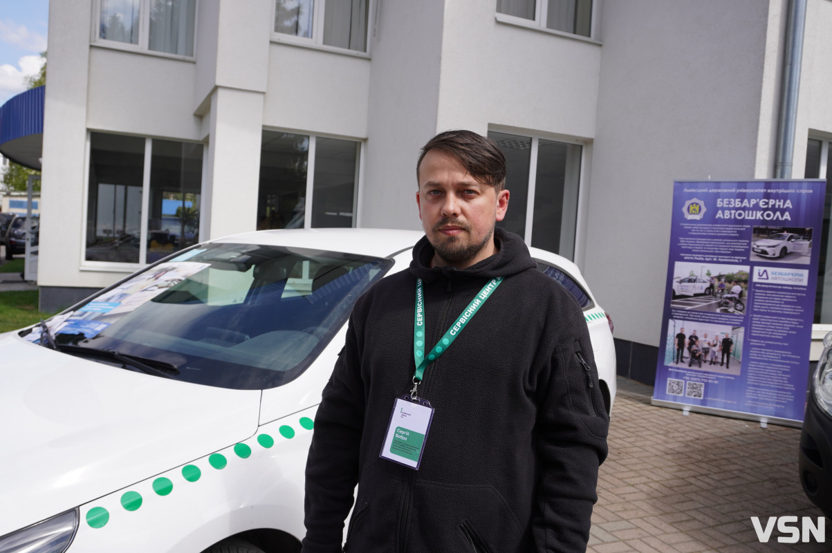 На стадіоні в Луцьку можна оформити водійські документи без черг — працює мобільний центр МВС