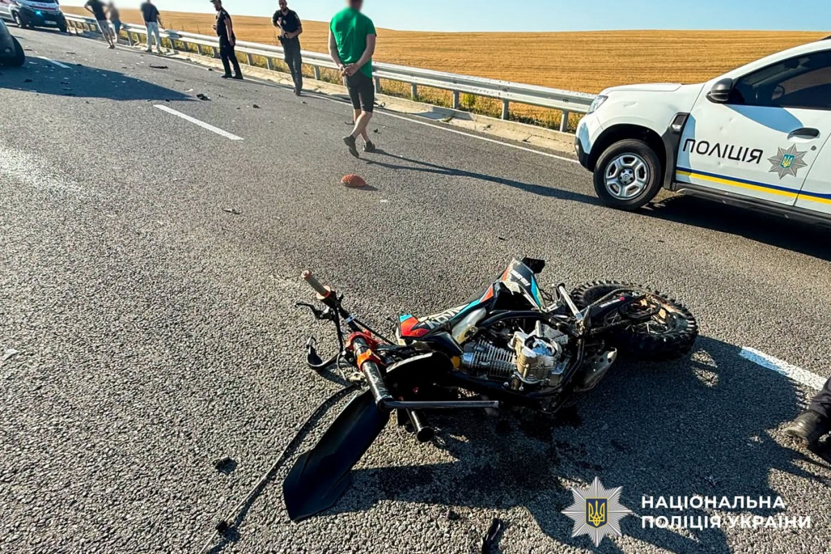 Водій був без прав, пасажирка — без шолома: на Рівненщині сталася ДТП