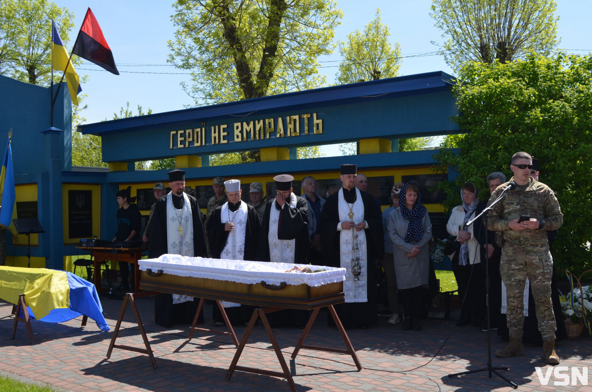 Був людиною, до якої тягнулося серце: на Волині попрощалися з 26-річним Героєм Дмитром Слюсарем