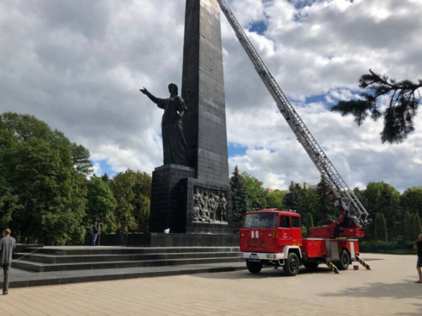 У Луцьку на меморіалі замість радянської зірки буде прапор