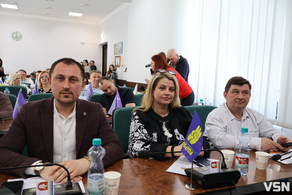 Флешмоб «Шкарпетуйся» і кадрові рішення: що відбулося на 90-й сесії Луцької міськради. Фоторепортаж