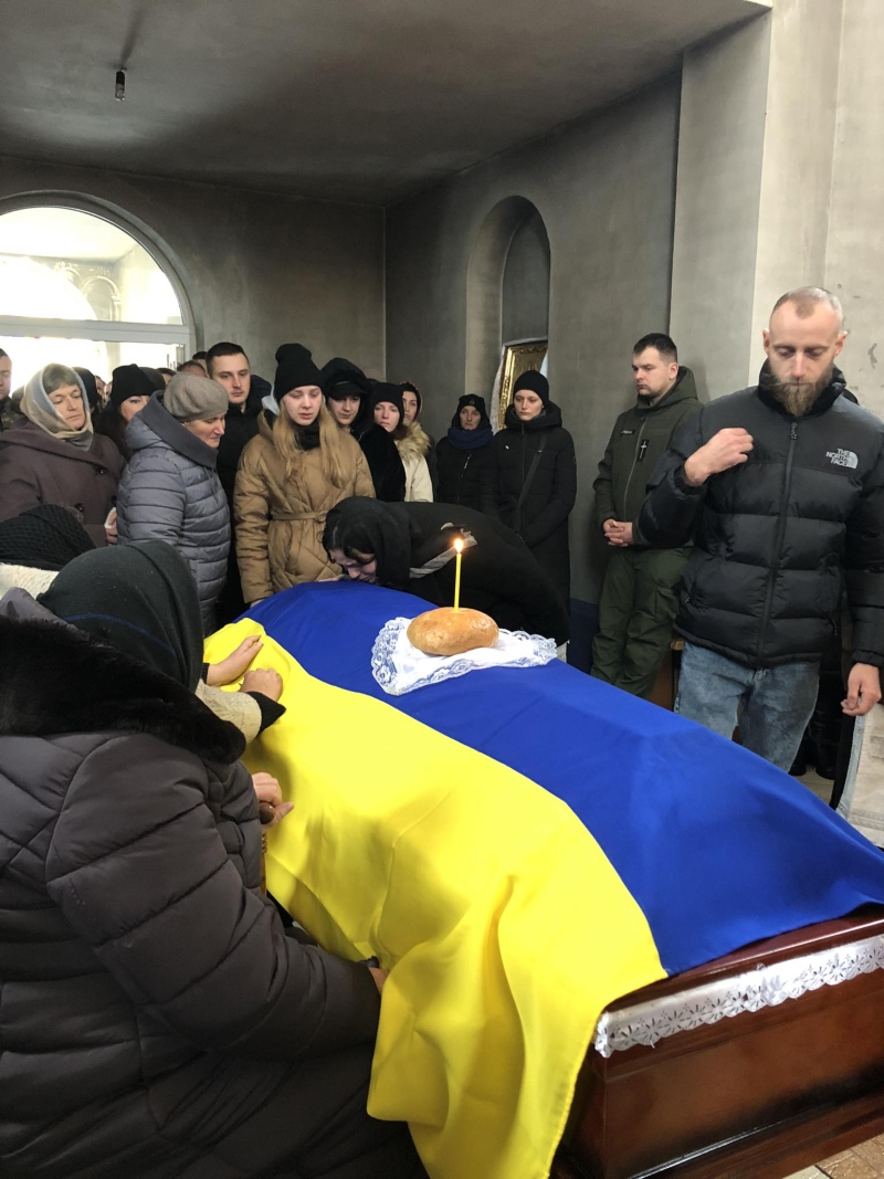 Ще зовсім недавно приїжджав у відпустку, а зараз зустріли «на щиті»: на Волині попрощалися із захисником Віталієм Рабчуном