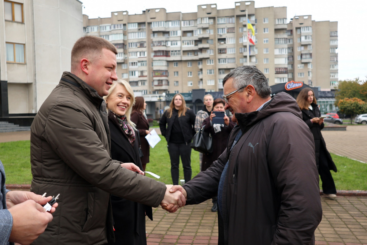 Чотири громади Волині отримали нові шкільні автобуси з інклюзивними місцями