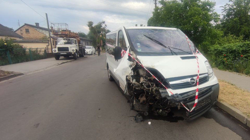 У Луцьку бус влетів у стовп і перекинувся, водій був п'яний