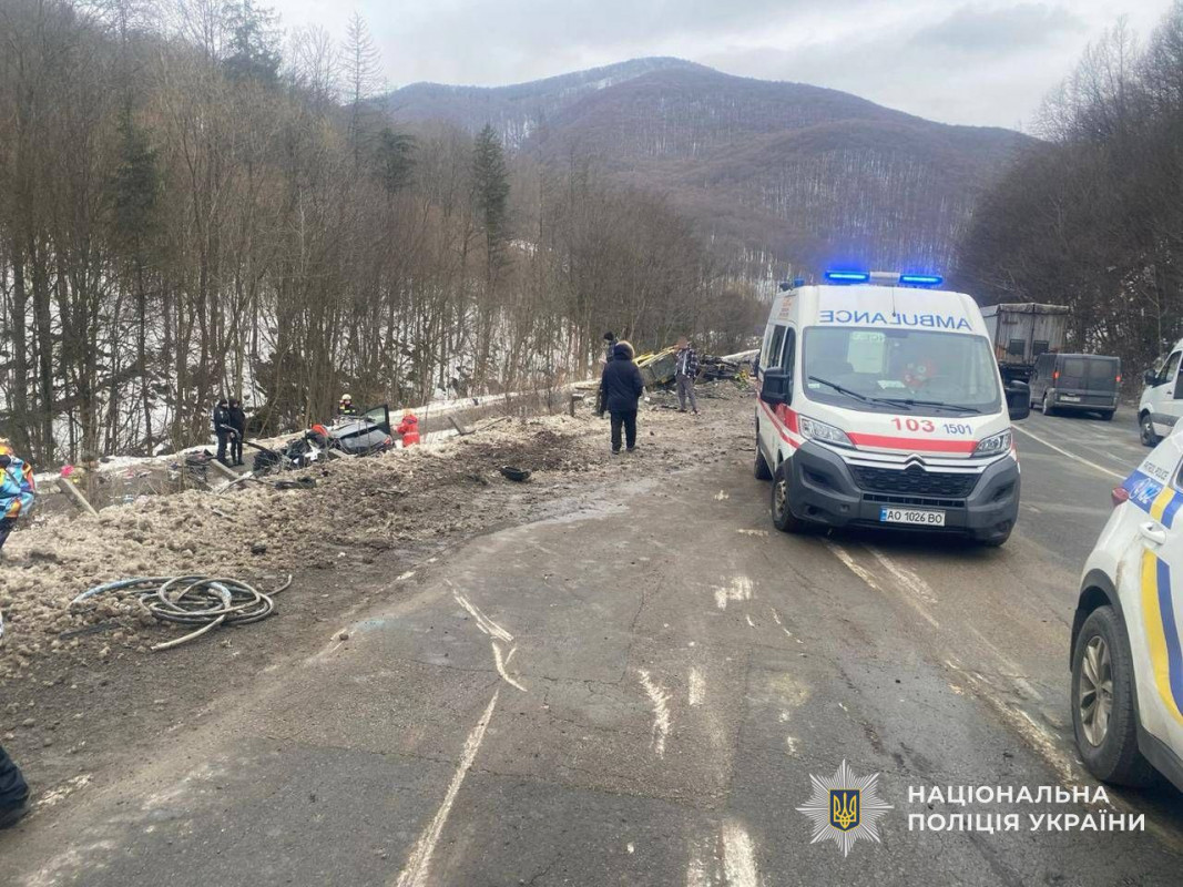 Жахлива автотроща на Закарпатті: батьки загинули, а їх дитина дивом вижила