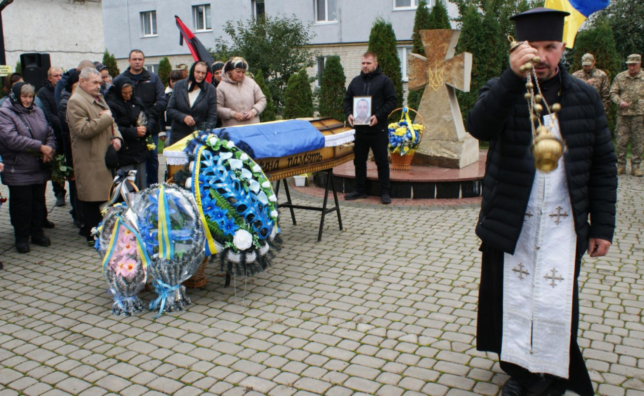 Рік тому одружився і мріяв про спільне майбутнє з коханою: на Волині поховали захисника Руслана Романюка