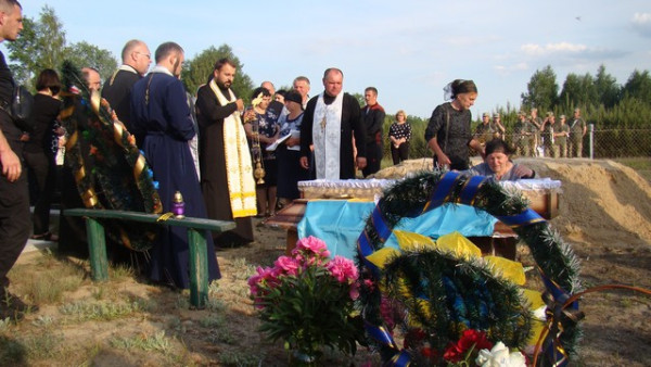 На Волині живим коридором та на колінах зустріли загиблого Героя, який захищав Україну