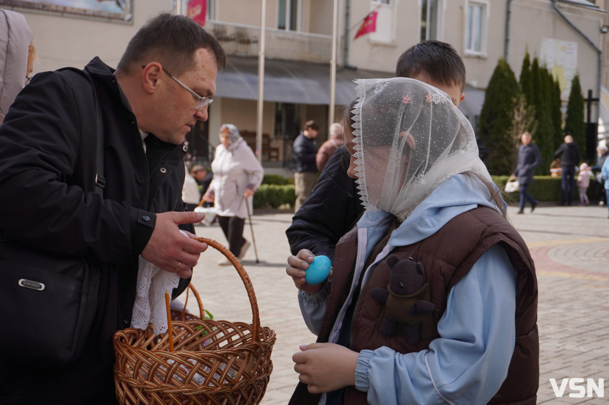 Як у Луцьку освячують Великодні кошики? Фоторепортаж