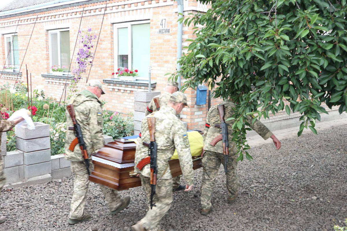 На колінах і зі сльозами: поблизу Луцька в останню путь провели 47-річного Героя Івана Мельника