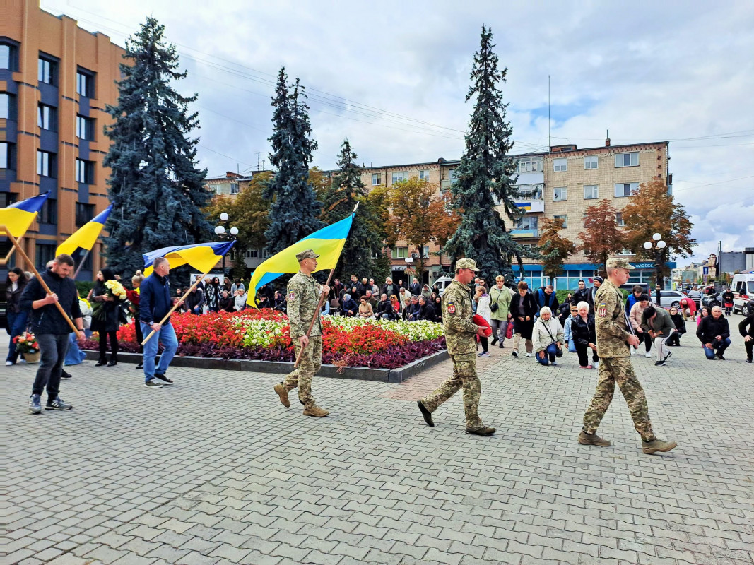 На Волині попрощалися з 33-річним морпіхом Павлом Коломійчуком, який загинув у ДТП