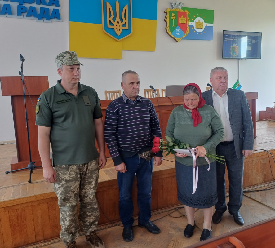 Батькам загиблого військового з Волині вручили його «Комбатантський хрест»
