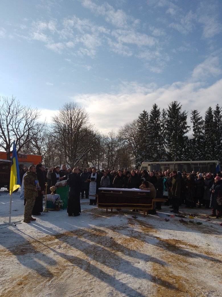 Загинув під час артилерійського обстрілу: у Луцькому районі попрощалися з Героєм Олександром Твердохлібом. Фото