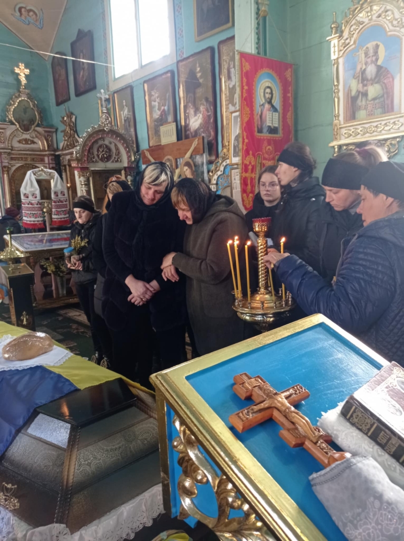 У батьків не стало сина, у дружини – чоловіка, у двох донечок – батька: на Волині провели в останню дорогу Героя Андрія Бобака