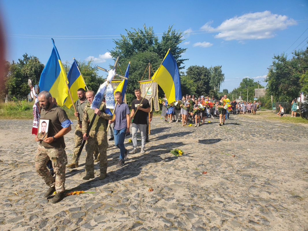 Не встиг потішити своїх рідних онуками: на Волині в останню путь провели 25-річного Героя Василя Ільїна