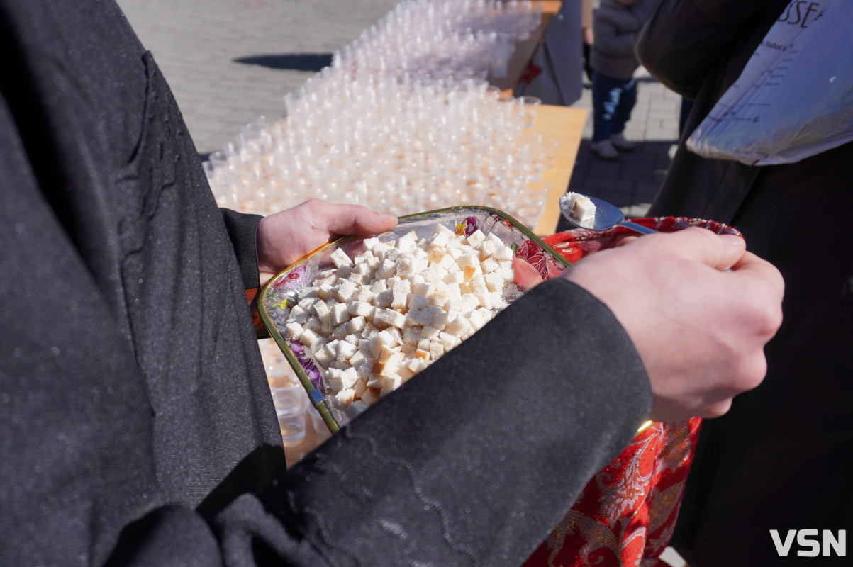 Сотні вірян прийшли освячувати вербу у головний собор Луцька. Фоторепортаж