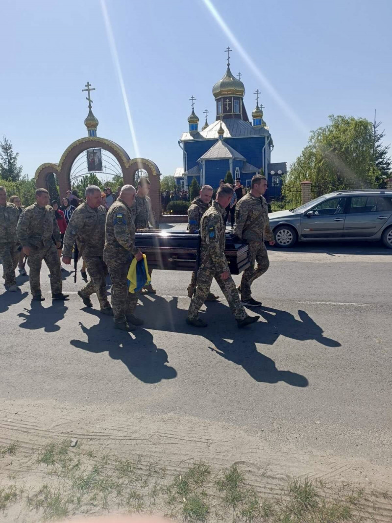 Більше року вважався зниклим безвісти: на Волині попрощалися із Героєм Олександром Книшем