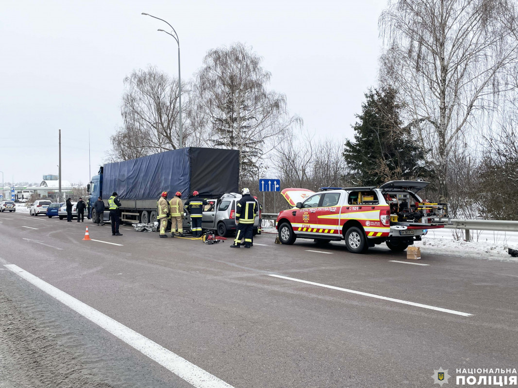 Смертельна ДТП на Рівненщині: у вантажівку волинянина влетіло авто «Дачіа Логан»