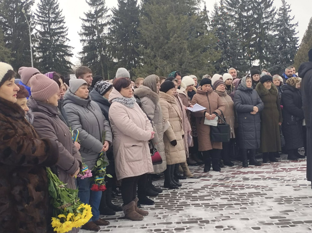 Зі сльозами  ділили його весільний коровай на кладовищі: на Волині попрощалися молодим Героєм