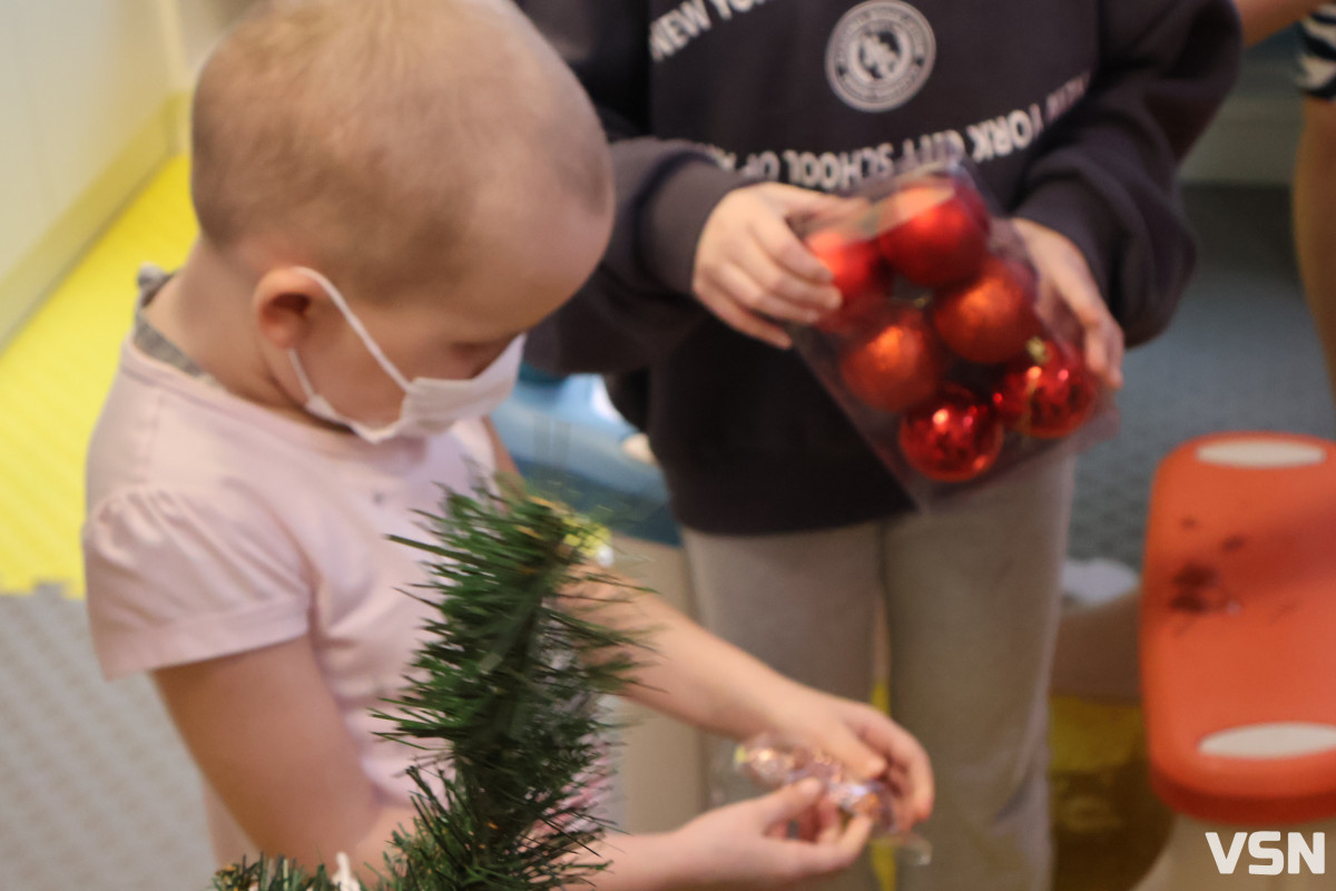 На Волині у лікарняних палатах засяяло свято: поліцейські подарували дітям день усмішок