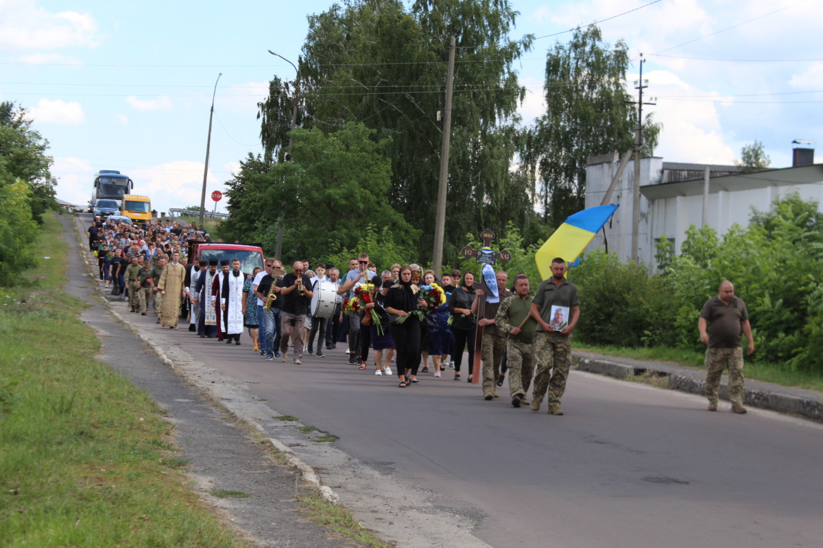 Провести Героя зійшлося усе селище: на Волині попрощалися з Юрієм Шабатом