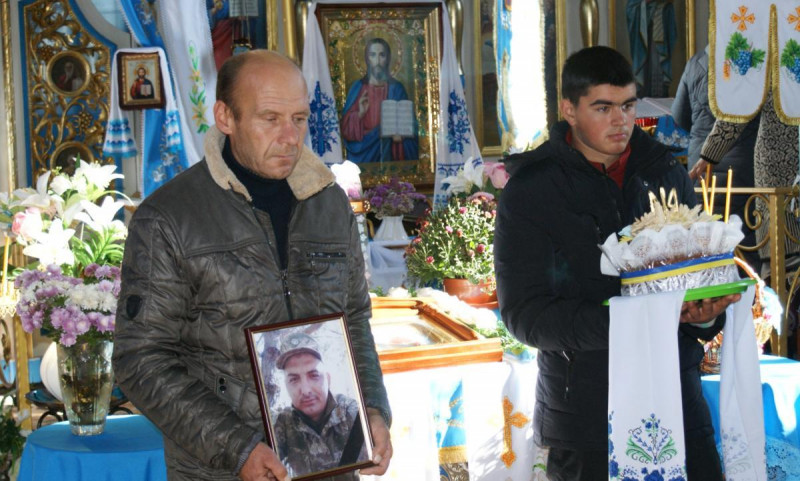 «Куди ж ти, сину, йдеш…»: на Волині в останню дорогу провели воїна Сергія Беня