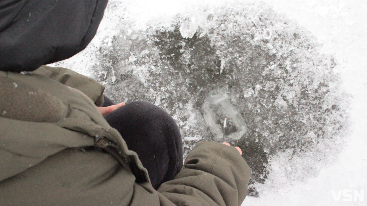 Крига 10 сантиметрів та жерлиці на щуку: фоторепортаж із зимового ставка у селі на Волині