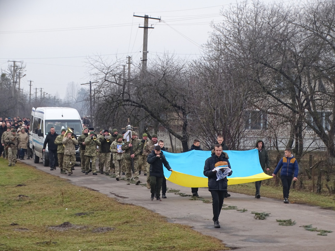 Повернувся із буремного Бахмутського району: на Волині прощались із захисником Олександром Чипчеруком