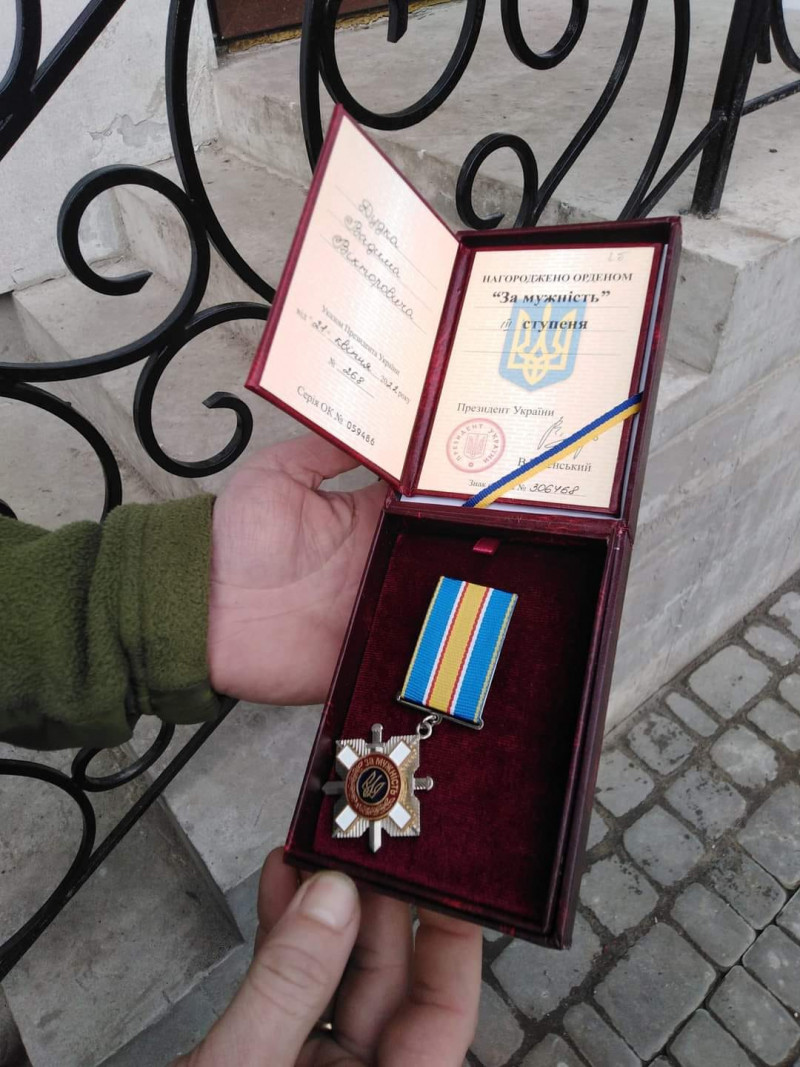 Йому було лише 23: мамі загиблого Героя Вадима Дудка з Луцького району вручили нагороду сина